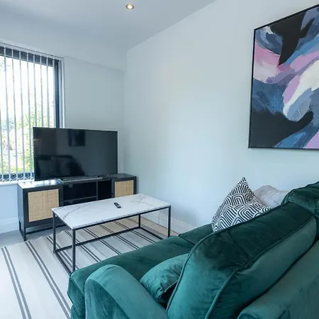Stylish With Balcony For Upper & Free Parking In A Prime Location - Five Miles From Heathrow Airport Uxbridge