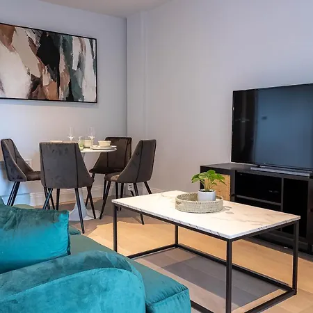 Stylish With Balcony For Upper & Free Parking In A Prime Location - Five Miles From Heathrow Airport *