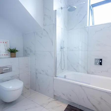 Apartment Stylish With Balcony For Upper & Free Parking In A Prime Location - Five Miles From Heathrow Airport *