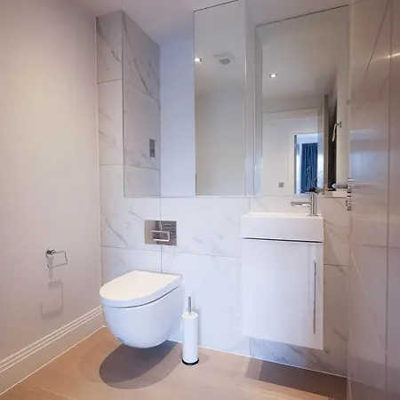Stylish With Balcony For Upper & Free Parking In A Prime Location - Five Miles From Heathrow Airport *