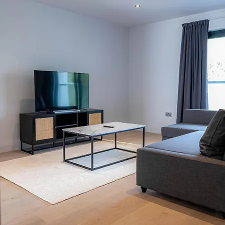 Stylish With Balcony For Upper & Free Parking In A Prime Location - Five Miles From Heathrow Airport Apartment