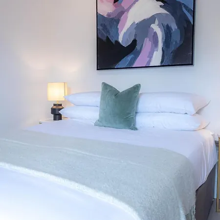 Stylish With Balcony For Upper & Free Parking In A Prime Location - Five Miles From Heathrow Airport Apartment *