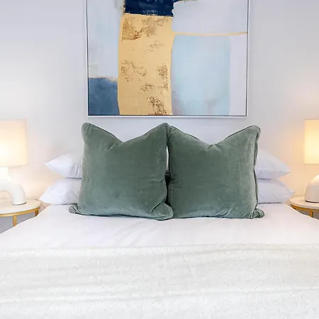 Stylish With Balcony For Upper & Free Parking In A Prime Location - Five Miles From Heathrow Airport Apartment