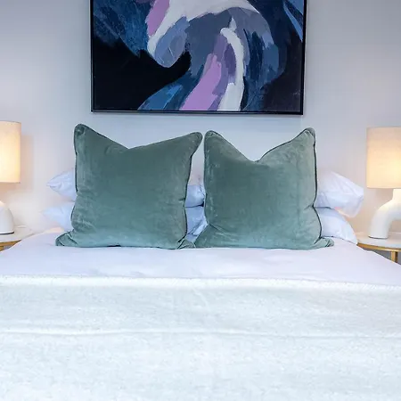 Apartment Stylish With Balcony For Upper & Free Parking In A Prime Location - Five Miles From Heathrow Airport Uxbridge