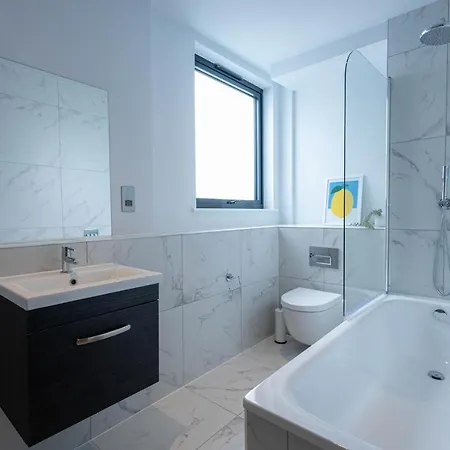 Stylish With Balcony For Upper & Free Parking In A Prime Location - Five Miles From Heathrow Airport *