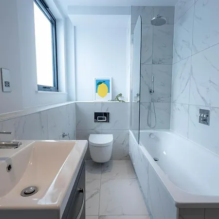 Stylish With Balcony For Upper & Free Parking In A Prime Location - Five Miles From Heathrow Airport Apartment *
