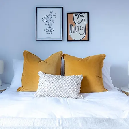 Apartment Stylish With Balcony For Upper & Free Parking In A Prime Location - Five Miles From Heathrow Airport