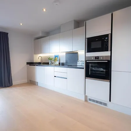 Stylish With Balcony For Upper & Free Parking In A Prime Location - Five Miles From Heathrow Airport