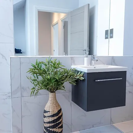Apartment Stylish With Balcony For Upper & Free Parking In A Prime Location - Five Miles From Heathrow Airport