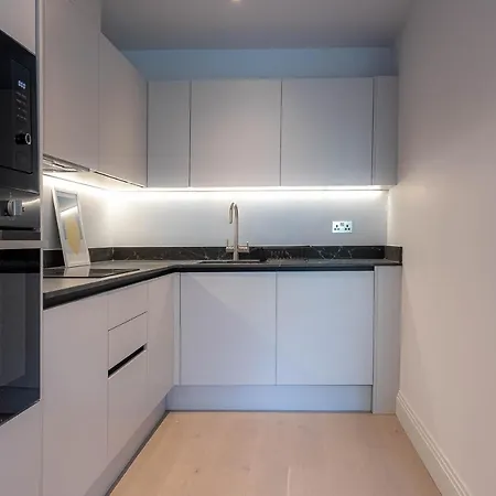 Apartment Stylish With Balcony For Upper & Free Parking In A Prime Location - Five Miles From Heathrow Airport Uxbridge