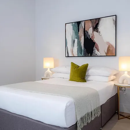 Stylish With Balcony For Upper & Free Parking In A Prime Location - Five Miles From Heathrow Airport Apartment Uxbridge