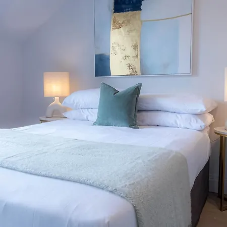 Apartment Stylish With Balcony For Upper & Free Parking In A Prime Location - Five Miles From Heathrow Airport *