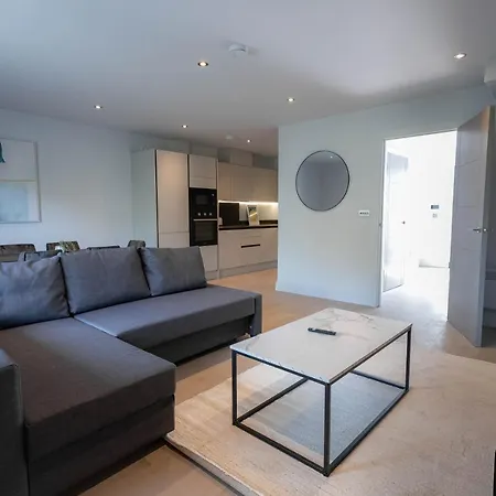 Stylish With Balcony For Upper & Free Parking In A Prime Location - Five Miles From Heathrow Airport Apartment *