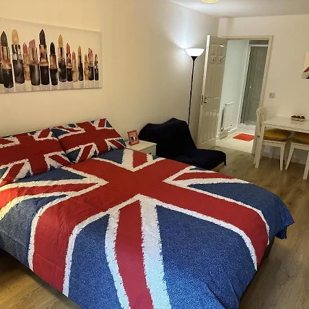 Modern, Large Independent With En-suite Bathroom In Private Owned *