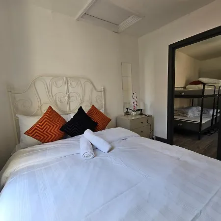 Homestay Family Near Queen Mary College