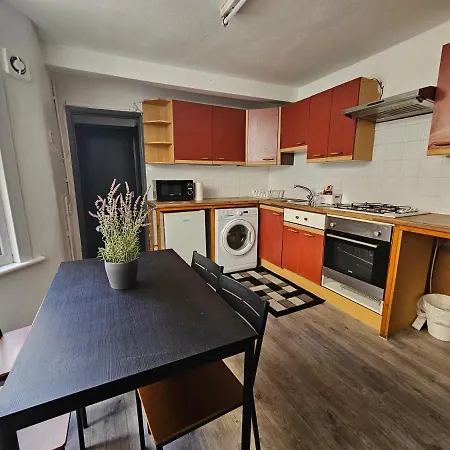 Homestay Family Near Queen Mary College