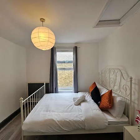 Family Near Queen Mary College * London