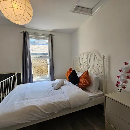 Homestay Family Near Queen Mary College