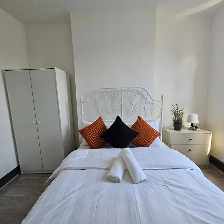Family Near Queen Mary College * London
