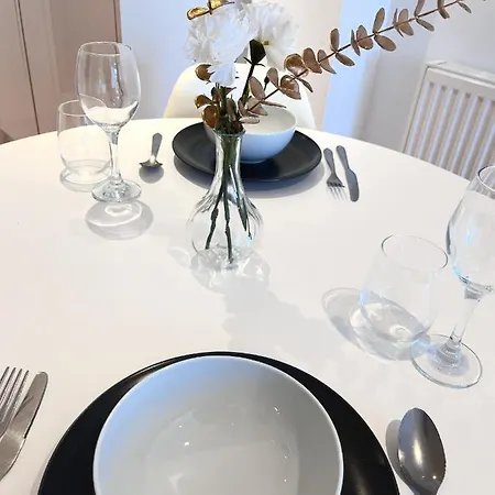 Lovely Charming 2-bedroom In Bow Apartment *