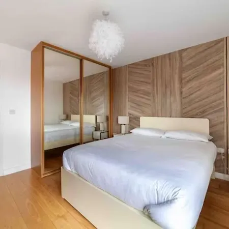 Unique Sky View -2 Bed Apartment London