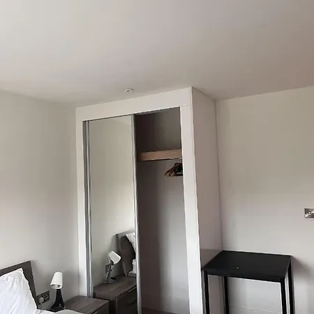 Lovely Charming 2-bedroom In Bow Apartment *