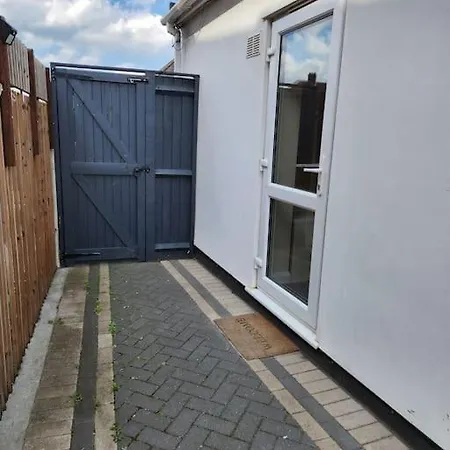 Beautiful Private En-suite With Its Own Entry Apartment