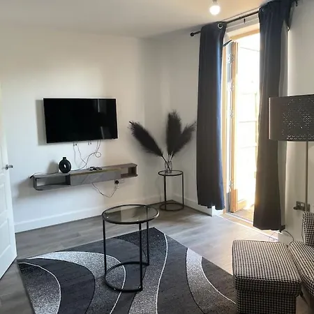 Contemporary Haven: 4-bed House In *
