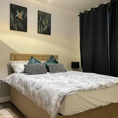 Contemporary Haven: 4-bed House In Holiday home *