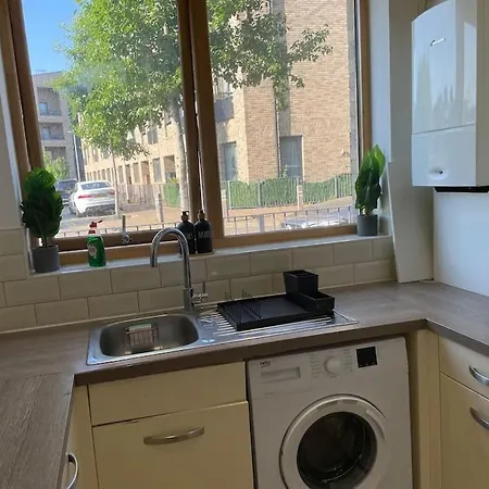 Contemporary Haven: 4-bed House In * Dagenham