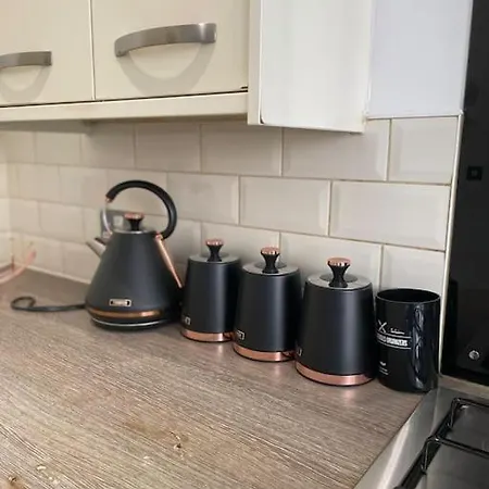 Contemporary Haven: 4-bed House In Holiday home Dagenham