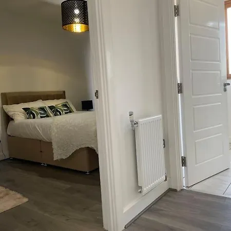 Contemporary Haven: 4-bed House In Holiday home
