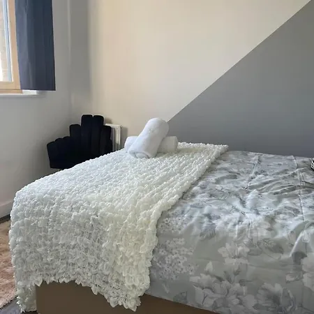 Contemporary Haven: 4-bed House In Holiday home Dagenham