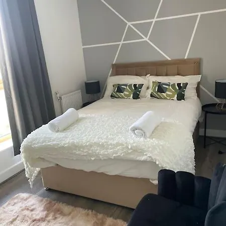 Contemporary Haven: 4-bed House In Holiday home *