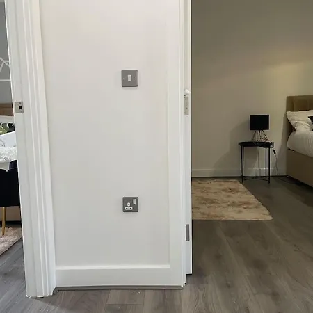 Contemporary Haven: 4-bed House In * Dagenham