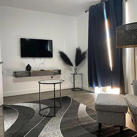 Contemporary Haven: 4-bed House In Holiday home Dagenham