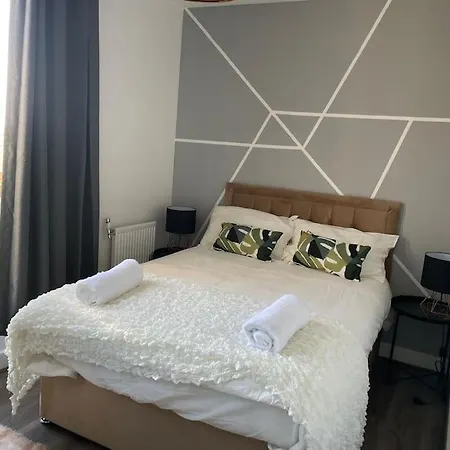 Contemporary Haven: 4-bed House In Holiday home *