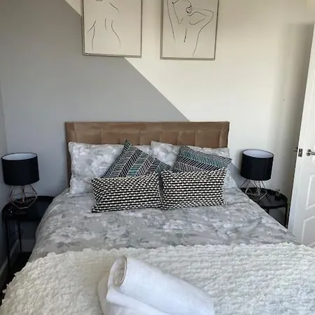 Contemporary Haven: 4-bed House In *