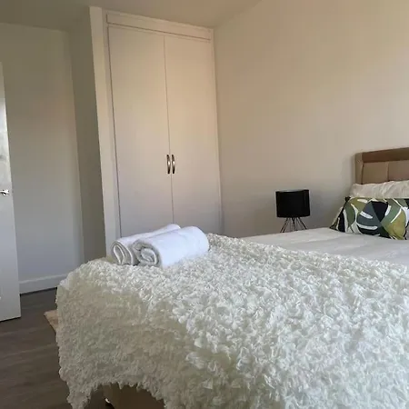 Contemporary Haven: 4-bed House In
