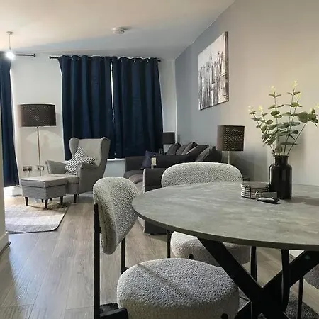 Contemporary Haven: 4-bed House In Holiday home Dagenham