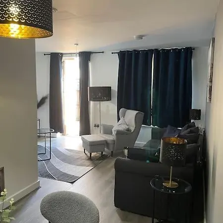 Contemporary Haven: 4-bed House In * Dagenham