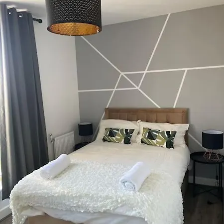 Contemporary Haven: 4-bed House In Holiday home Dagenham
