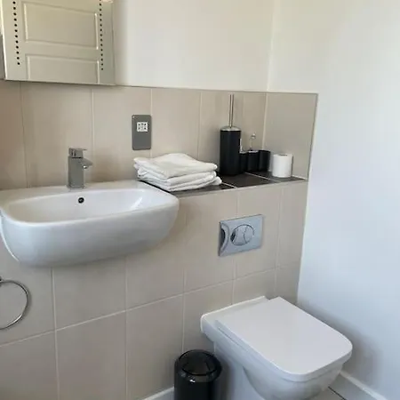 Contemporary Haven: 4-bed House In Holiday home Dagenham