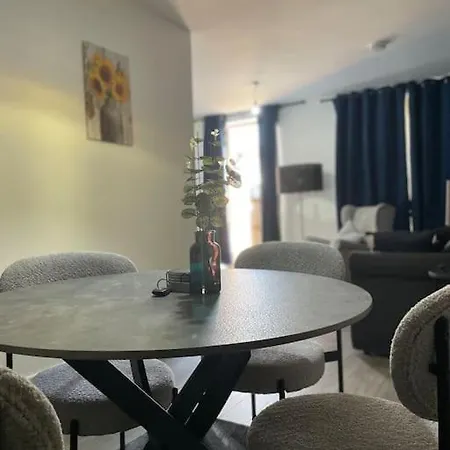 Holiday home Contemporary Haven: 4-bed House In Dagenham