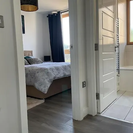 Contemporary Haven: 4-bed House In Holiday home Dagenham