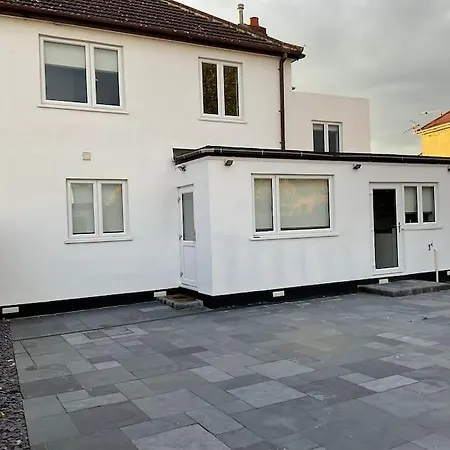 Holiday home Beautiful Share 7 Of Double Bedroom House With Private Bathroom And Toilets *