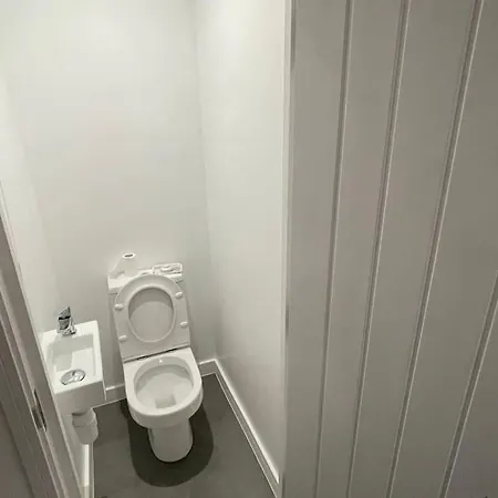 Holiday home Beautiful Share 7 Of Double Bedroom House With Private Bathroom And Toilets *