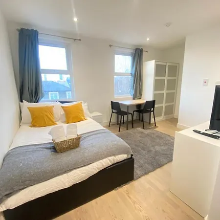 Guest house Cozy En-suite Near Stratford
