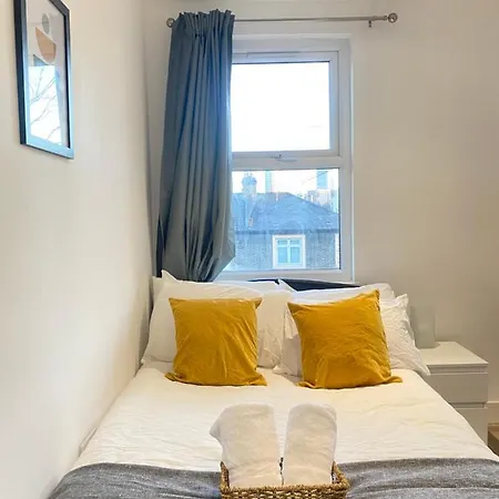 Guest house Cozy En-suite Near Stratford
