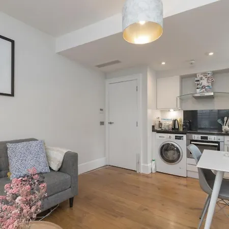 1 Bed With Roof Terrace Apartment *